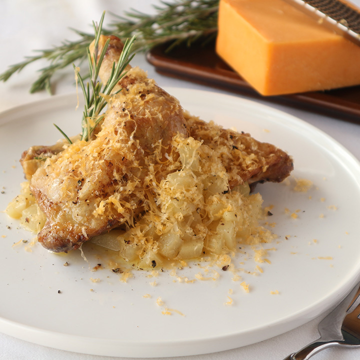 アメリカ産チキンのオーブン焼き洋梨のソース スモークチェダーチーズがけ