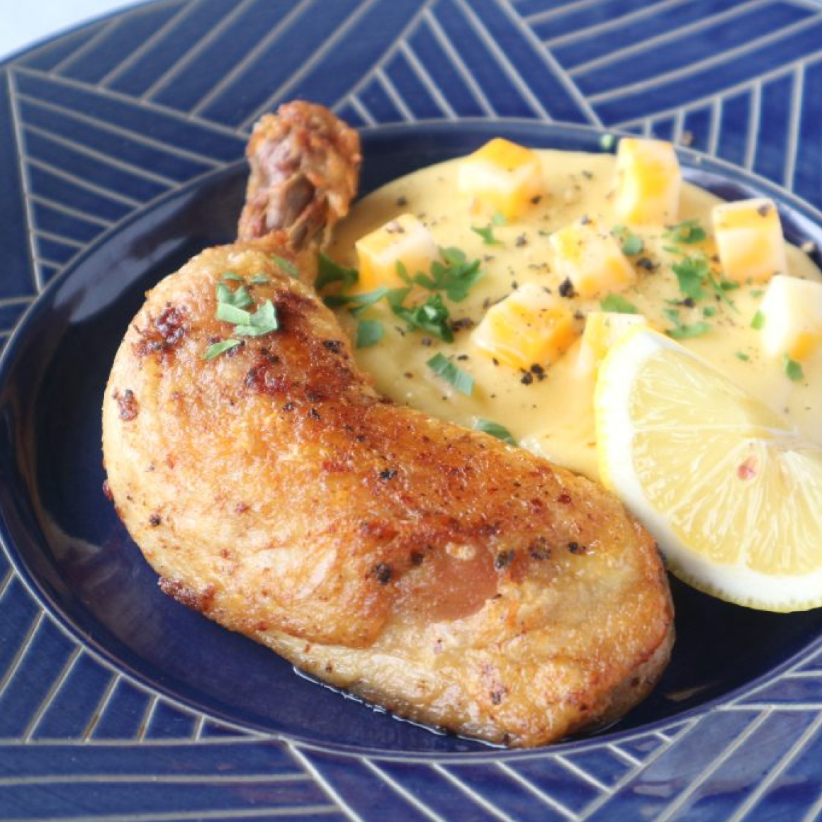 アメリカ産骨つき鶏もも肉のコンフィコルビージャックチーズのマッシュポテト添え