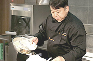 フランス料理ミッシュラン二つ星「ナベノ-イズム」渡辺雄一郎シェフによるアメリカンターキー料理のオンラインセミナーを実施